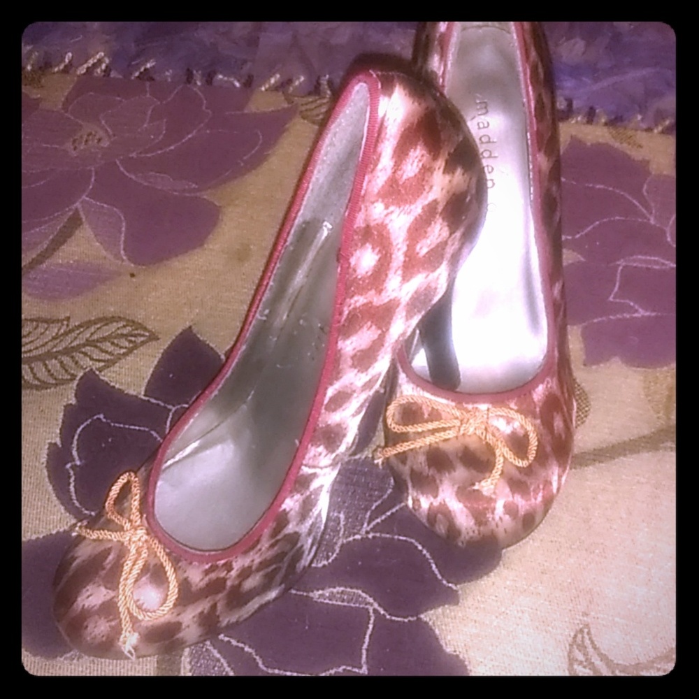 Satin Leopard print pumps